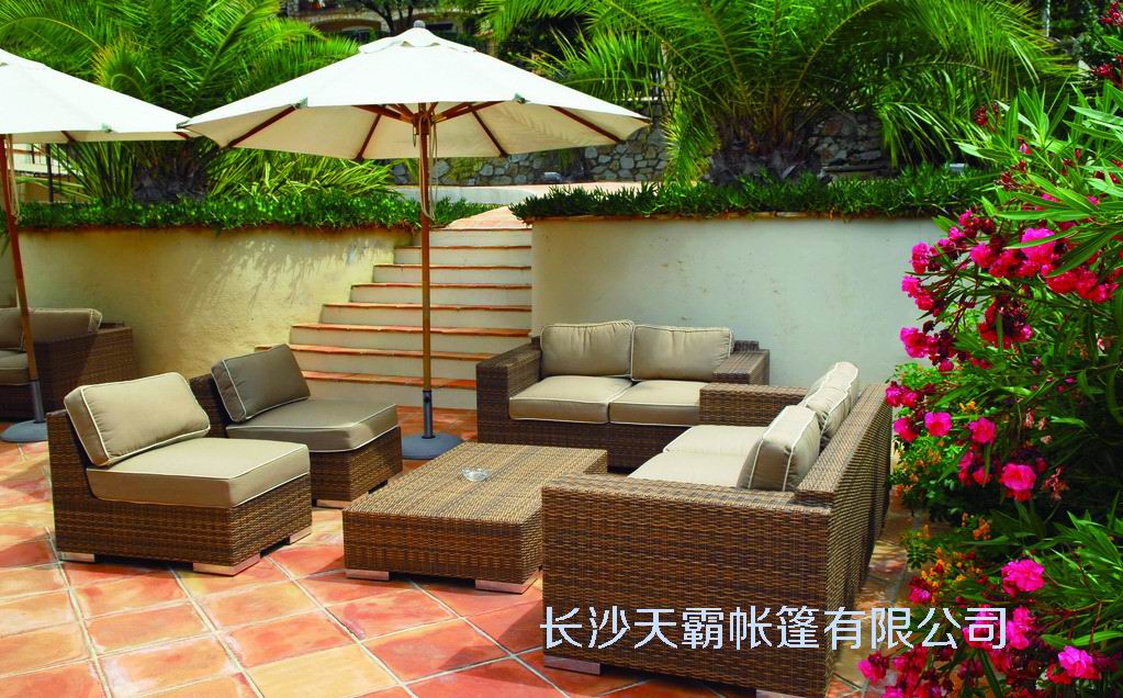 遮陽傘搭配休閑桌椅滿足你對庭院生活的一切想象