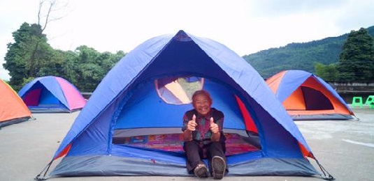 露營(yíng)帳篷，是他們的臨時(shí)港灣